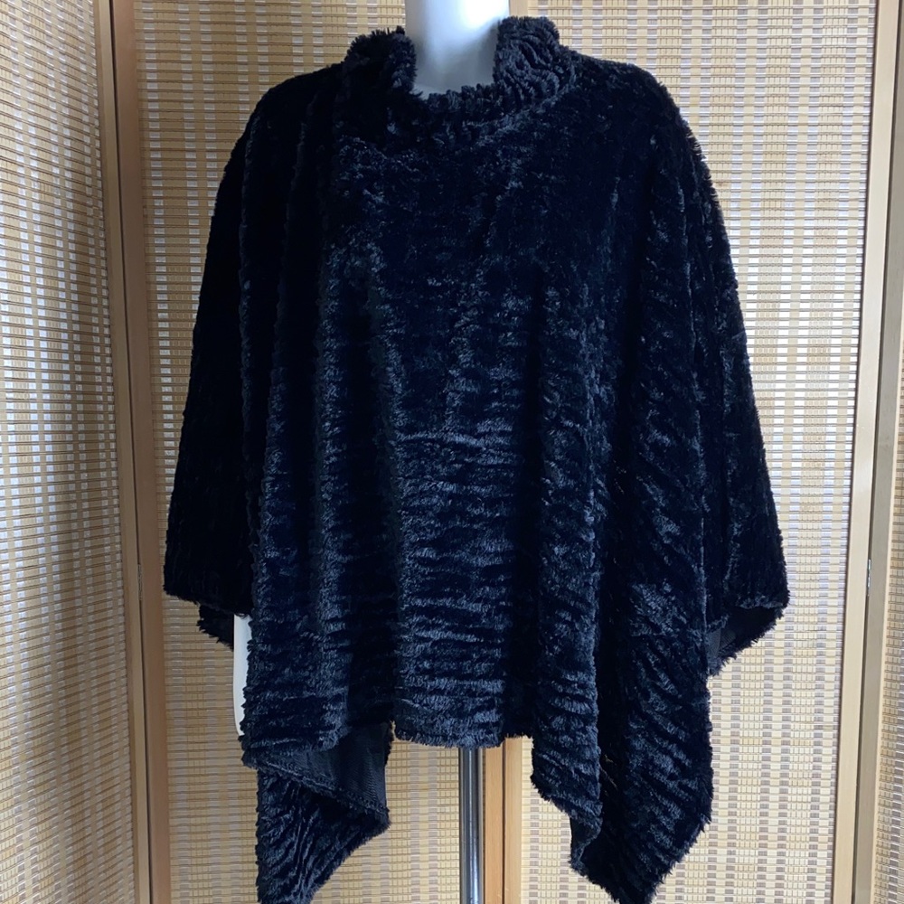 LeModa Faux Fur Poncho Black NWT Size OS